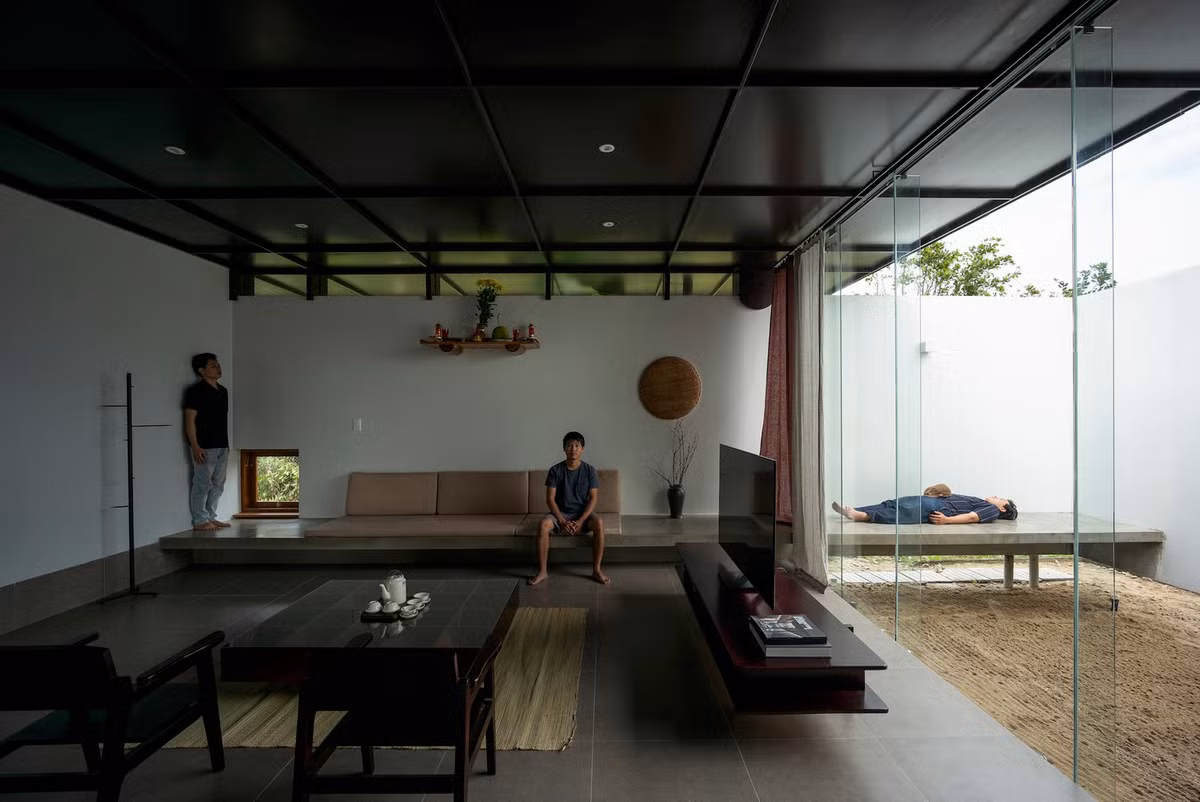 Hệ cửa kính lớn góp phần lấy sáng và xóa nhòa khoảng cách trong nhà và ngoài trời.
