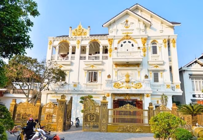 Đối diện khuôn viên như "công viên thu nhỏ" là căn biệt thự bề thế, dát vàng. Đây là nơi gia đình vị đại gia sinh hoạt thường ngày. Ảnh: Facebook