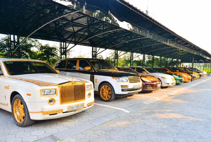 Ngoài máy bay trực thăng, du thuyền triệu đô, trong khuôn viên biệt phủ còn có một dàn xe sang được dát vàng. Ảnh: Facebook