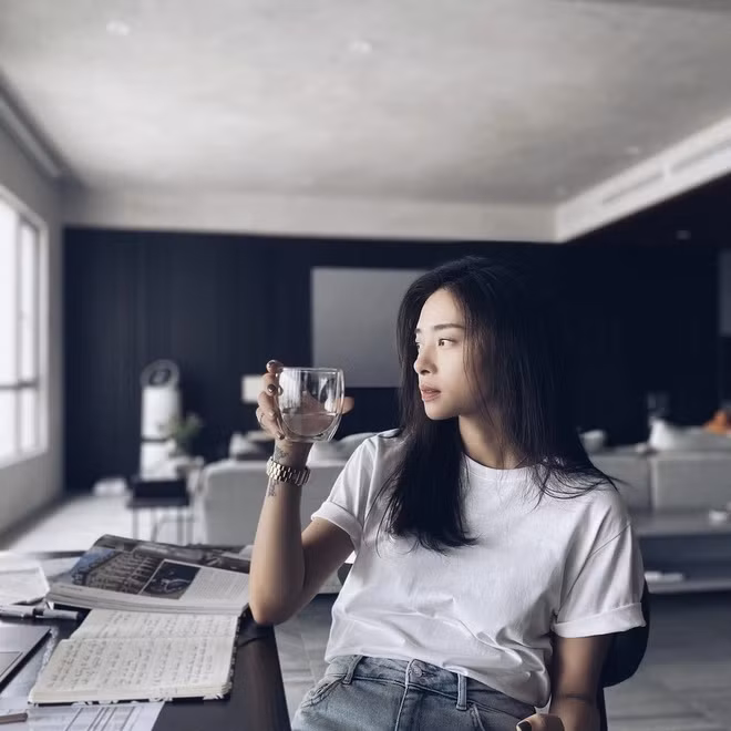 Căn hộ được sơn tông màu đen xám chủ đạo kết hợp với các món đồ điện tử đời mới giúp căn nhà trở nên hiện đại hơn. Ảnh: FBNV