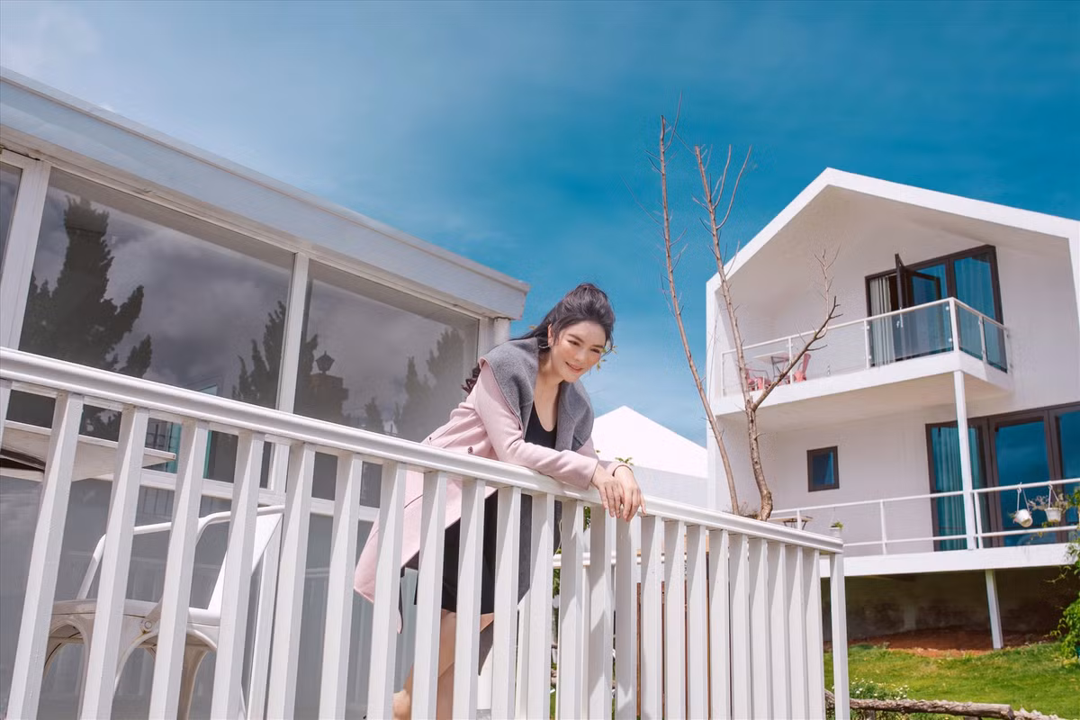 Ngoài ra, Lý Nhã Kỳ xây "biệt phủ" 10.000 m2 ở Vũng Tàu tặng mẹ và xây dựng một khu nghỉ dưỡng với 16 biệt thự theo phong cách châu Âu tại Đà Lạt.