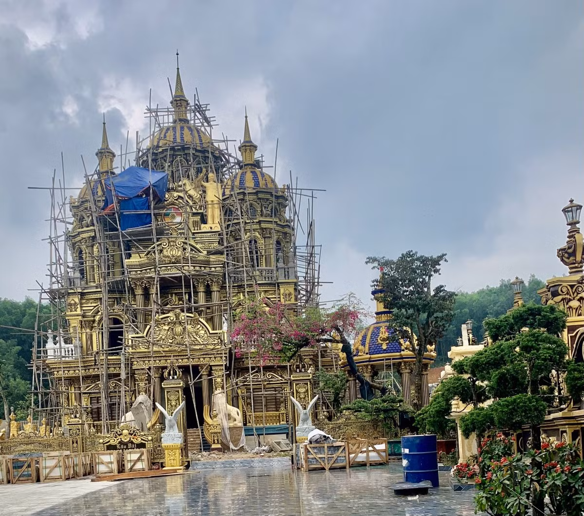 Doanh nghiệp của vợ chồng anh có hàng chục nhân công tay nghề cao nên ngoài buôn bán máy móc thiết bị, phụ tùng ô tô, còn làm sửa chữa. Ảnh: Kinhtenongthon