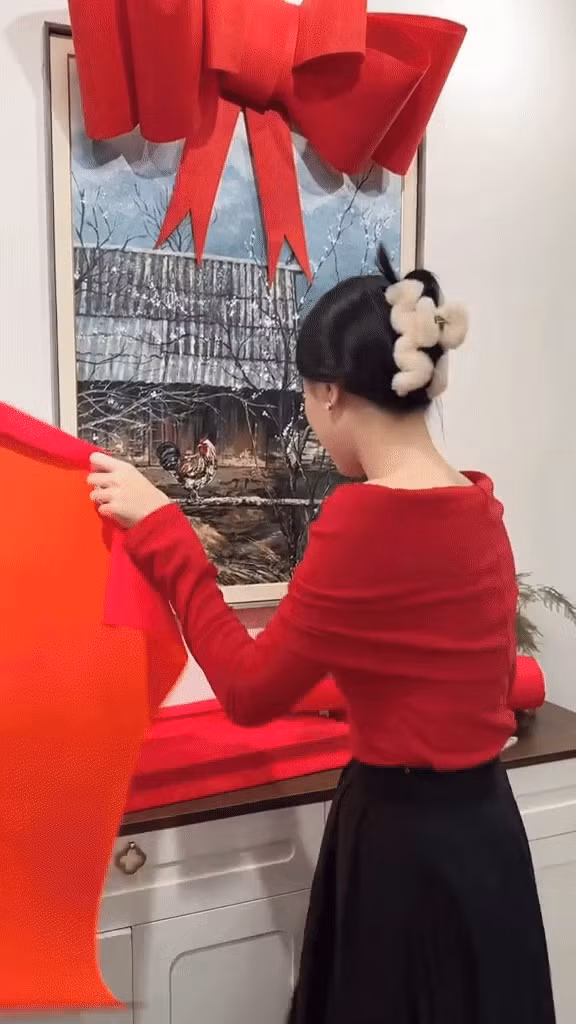 Căn hộ của Bình An - Phương Nga thiết kế hiện đại với gam màu trắng chủ đạo. Vì vậy, Phương Nga chọn những món đồ trang trí Tết mang tông đỏ rực rỡ để không gian thêm nổi bật.
