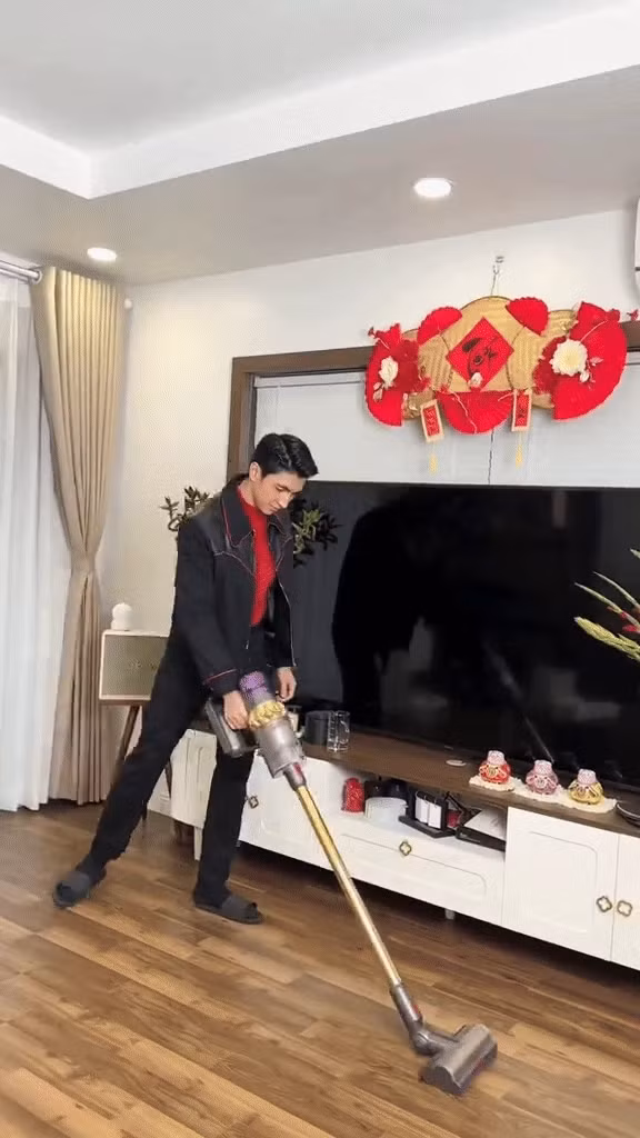  Bình An giúp vợ dọn dẹp nhà cửa.