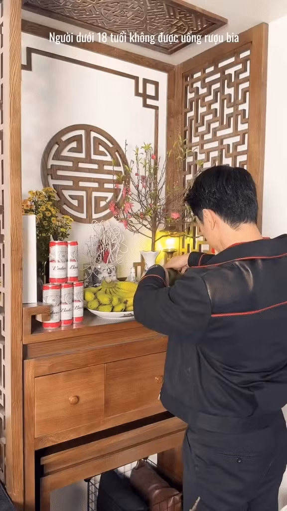 Trên bàn thờ gia tiên cũng chưng một cành đào nhỏ đã trổ bông.