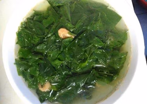 Điểm đáng chú ý nhất của món ăn này là mùi hơi... khai. Khi chế biến món ăn, người ta phải vò qua lá rau cho bớt mùi khai. Ảnh: NongsanDungHa