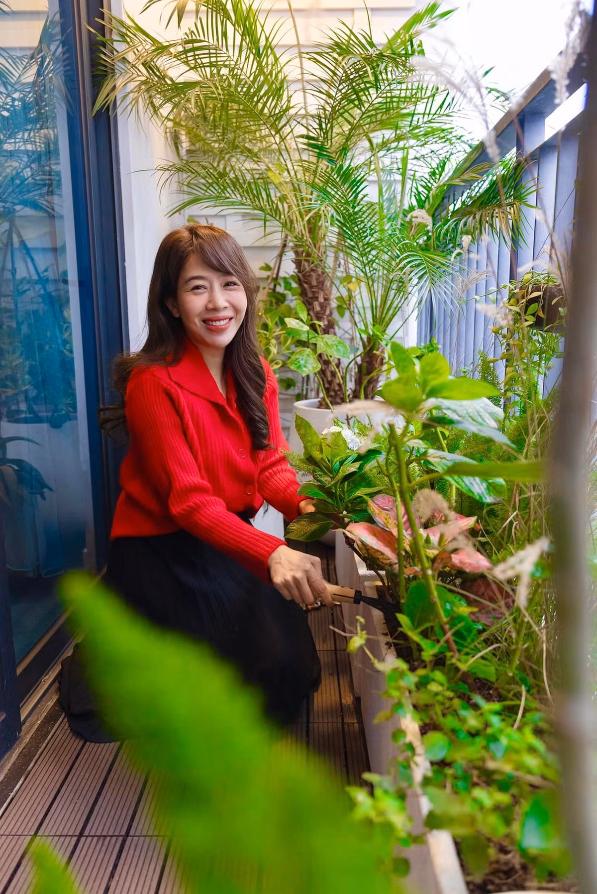 Sống ở chung cư, diện tích hạn chế nhưng Diệp Chi vẫn mong được ở gần cây, được ngắm màu xanh tươi mướt mát mỗi ngày.