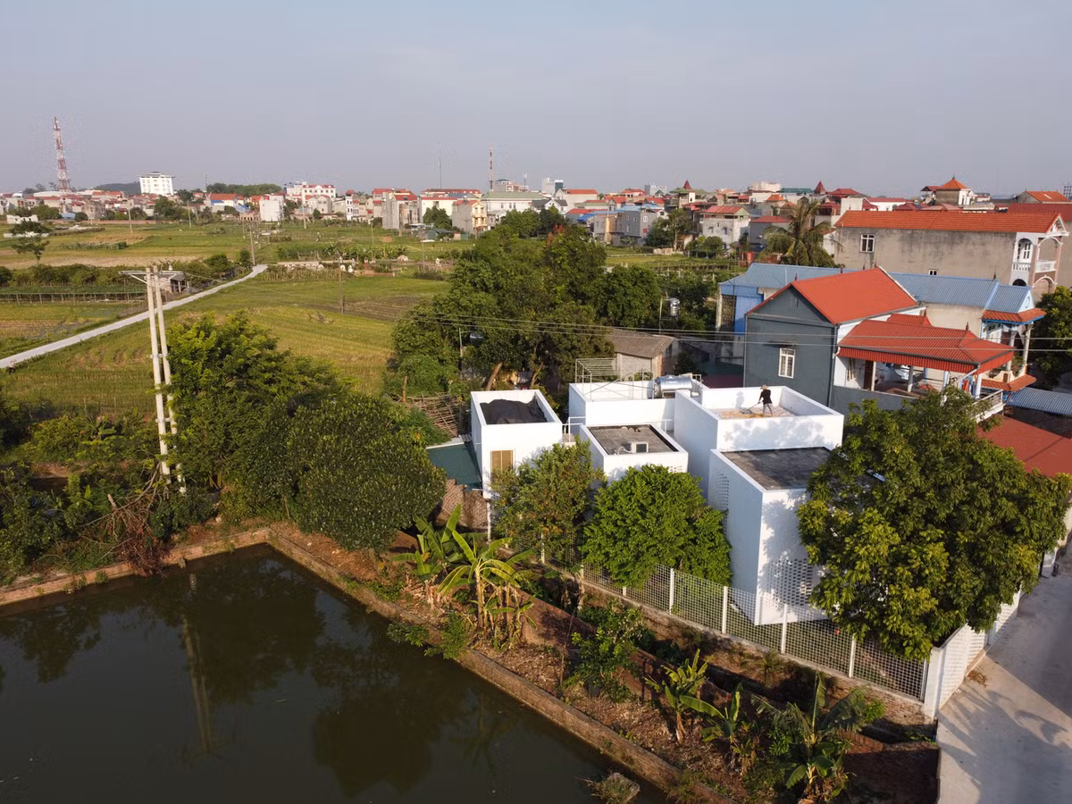 Công trình gồm 5 khối độc lập, được tích hợp, sắp xếp theo ngôn ngữ tối giản, không gian sử dụng được kết nối với nhau bởi hành lang trong nhà. Ảnh: HoangLe Photography
