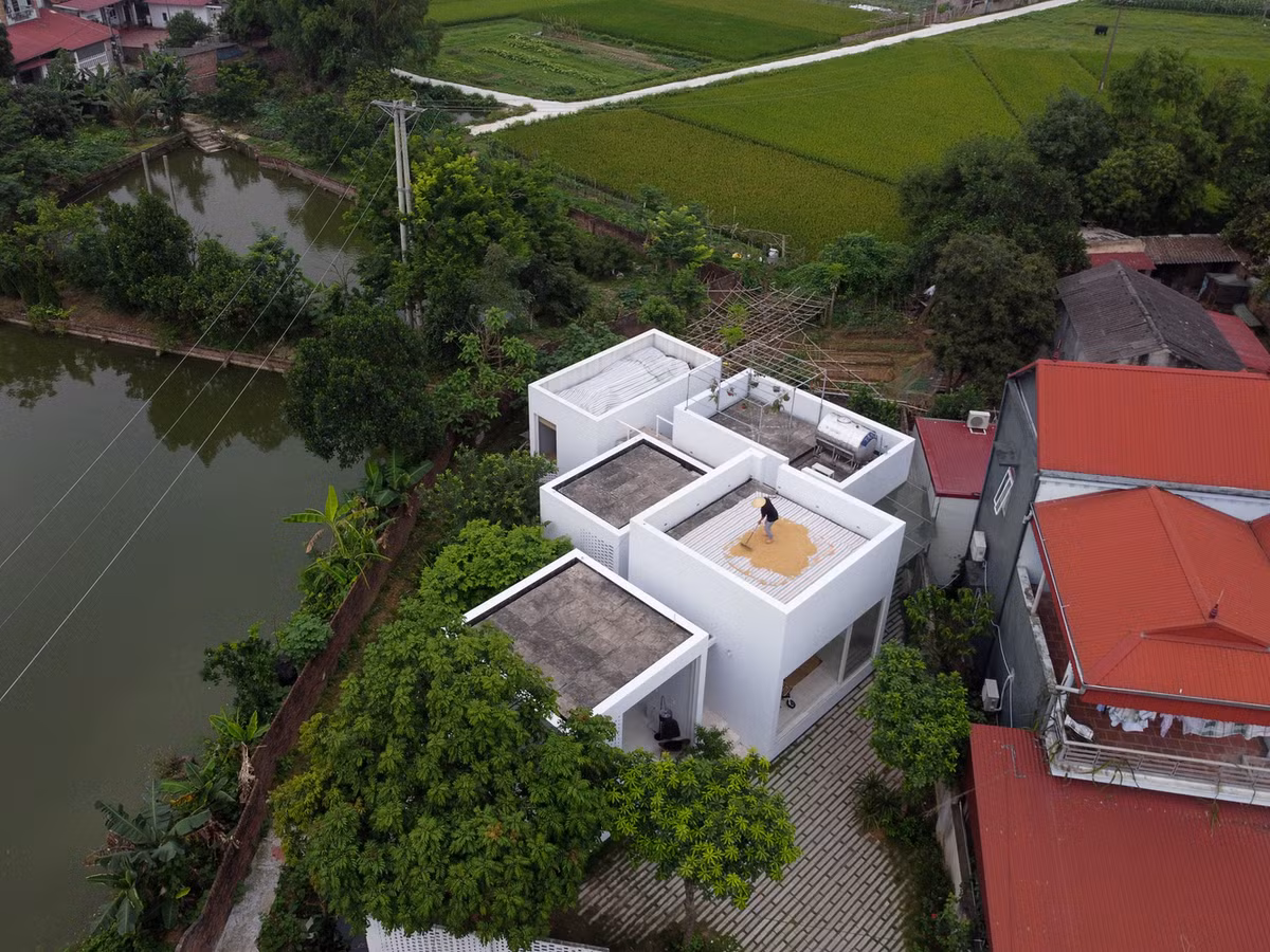 Yêu cầu đặt ra cho kiến trúc sư là căn nhà gần gũi với thiên nhiên, đồng thời vẫn có không gian để phục vụ sản xuất nông nghiệp, tăng sự kết nối giữa các thành viên trong gia đình, tạo môi trường sống an toàn, lành mạnh và thân thiện. Ảnh: HoangLe Photography