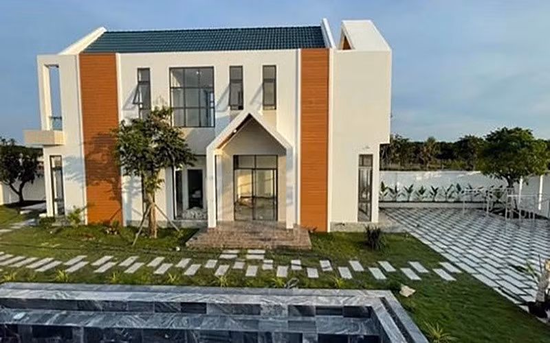 Tại Việt Nam, nghệ sĩ Lê Giang sở hữu căn biệt thự nhà vườn, được cho trị giá khoảng 10 tỷ đồng.