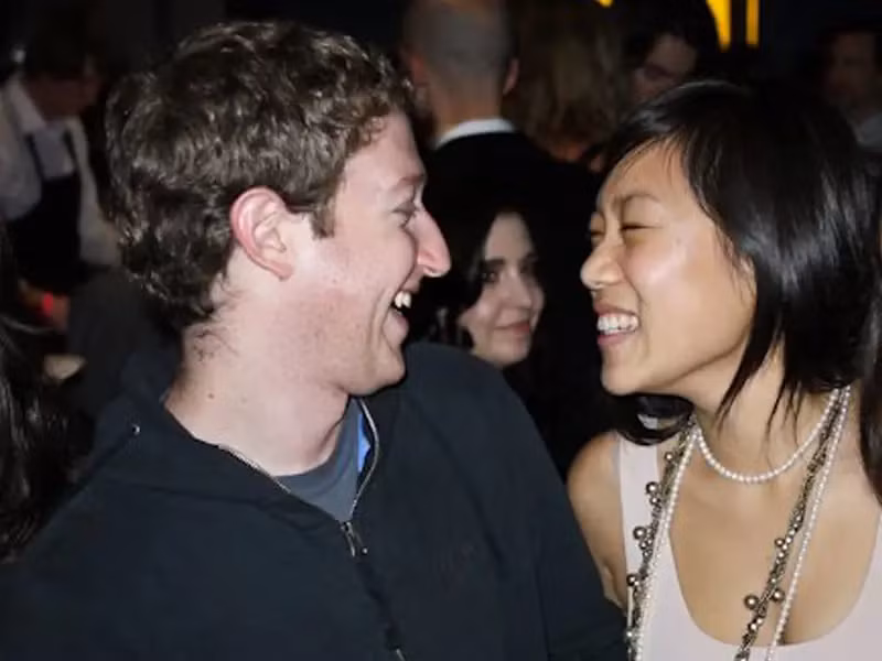 Ông chủ Facebook dang dở mối duyên với Harvard nhưng đây là nơi giúp Mark Zuckerberg tìm thấy người bạn đời của mình - Priscilla Chan. Năm 2003, Mark Zuckerberg - Priscilla Chan có mặt trong bữa tiệc dành cho sinh viên và chạm mặt nhau khi xếp hàng chờ nhà vệ sinh. Ảnh: BI