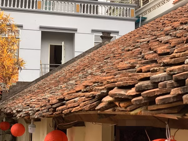 Mái ngói bằng đất nung có tuổi đời hàng trăm năm gắn liền với ký ức nhiều thế hệ ở miền quê Việt. Ảnh: Dân Việt