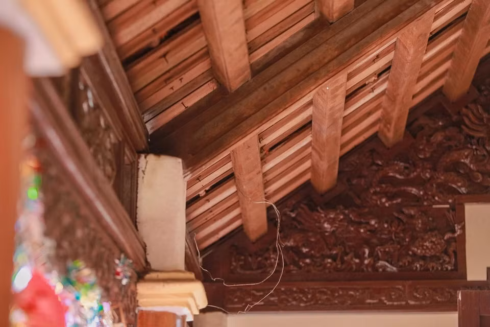 Nhiều chi tiết khắc hình rồng phượng đầy nghệ thuật. Ảnh: Dân trí