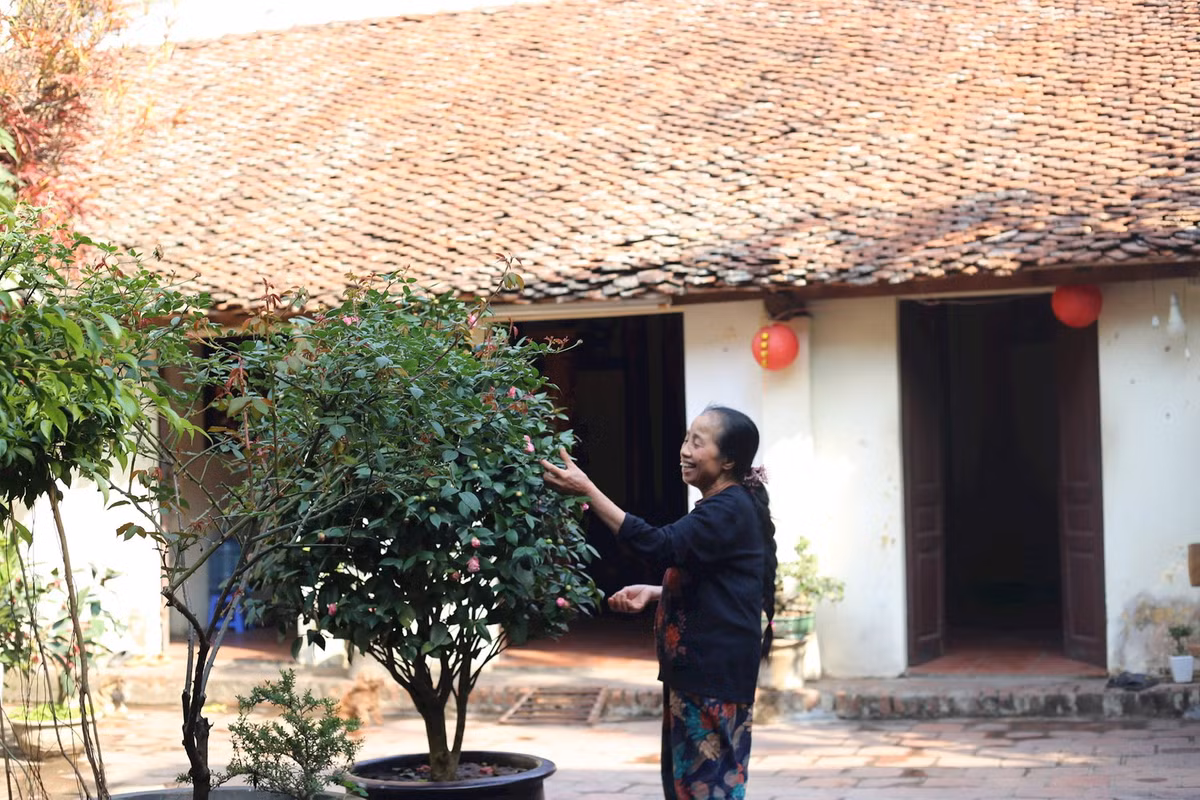 Nổi bật trong số đó là căn nhà cổ của dòng họ Nghiêm Xuân. Ngôi nhà xây dựng cách đây 200 năm, hiện được bà Hoàng Thị Yên, cháu dâu trưởng đời thứ 15 của dòng họ trông nom. Ảnh: Hanoimoi