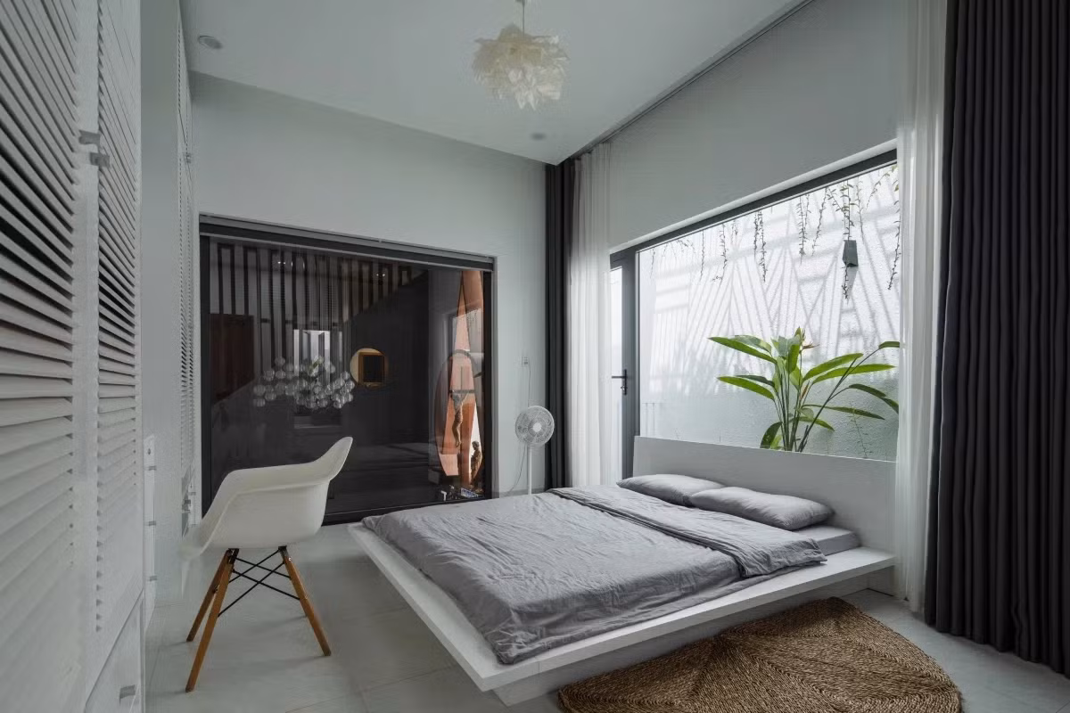 Phòng ngủ và phòng sinh hoạt chung được thiết kế với các khoảng thông tầng và sân nhỏ. Qua đó, gia chủ có thể ngắm bầu trời thư giãn và đón gió tự nhiên mỗi ngày. Ảnh: Quang Trần