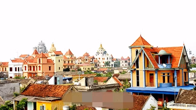 80% dân cư làng Phú An làm nghề vận tải. Phần lớn giá trị của cải của người dân nơi đây nằm ở những chiếc tàu thủy trị giá hàng trăm tỷ đồng. Ảnh: Tiền phong