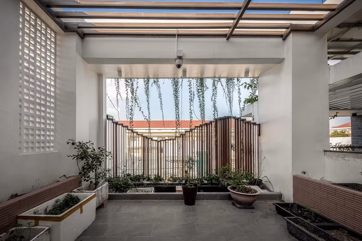 Sân thượng được tận dụng để trồng rau sạch. Nguồn ảnh: Architizer