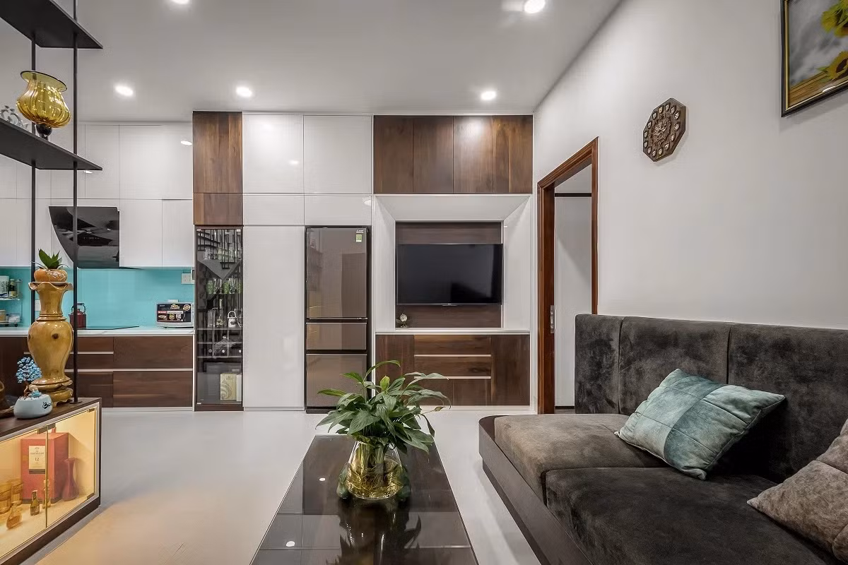 Cạnh không gian bếp là phòng khách kết hợp sinh hoạt chung với bộ sofa thấp.