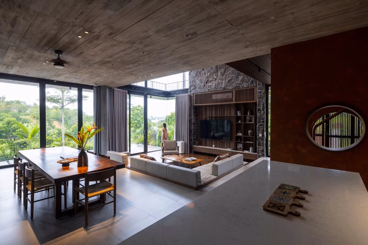 Với việc sử dụng toàn bộ tầng trệt làm không gian chung và đẩy các phòng ngủ lên tầng 2, thiết kế tạo ra các sân hiên và hành lang bên dưới đóng vai trò là không gian đệm, đảm bảo sự chuyển đổi tự nhiên của không gian bên ngoài vào không gian bên trong. Ảnh: Triệu Chiến