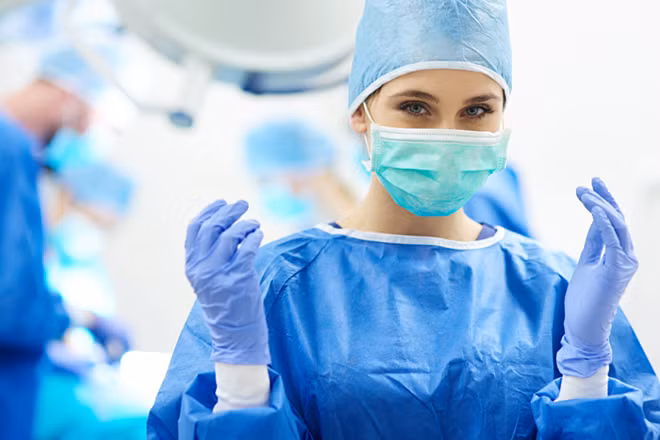 Bác sĩ cũng là một trong những nghề có thu nhập cao. Để trở thành bác sĩ phẫu thuật, đòi hỏi có năng lực, vất vả trong một thời gian dài với mức chi phí khá cao. Mức lương trung bình của bác sĩ phẫu thuật vào khoảng từ 34 - 100 triệu đồng.
