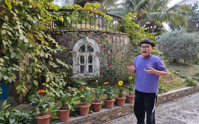 Khuôn viên nhà vườn, vợ chồng Xuân Bắc trồng rất nhiều cây ăn trái và hoa. Ảnh: FBNV