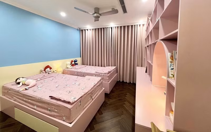 Ngôi nhà thiết kế vừa hiện đại vừa mang nét truyền thống, đúng sở thích và nhu cầu của 2 vợ chồng, có không gian rộng rãi cho gia đình 3 trẻ nhỏ. Ảnh: FBNV