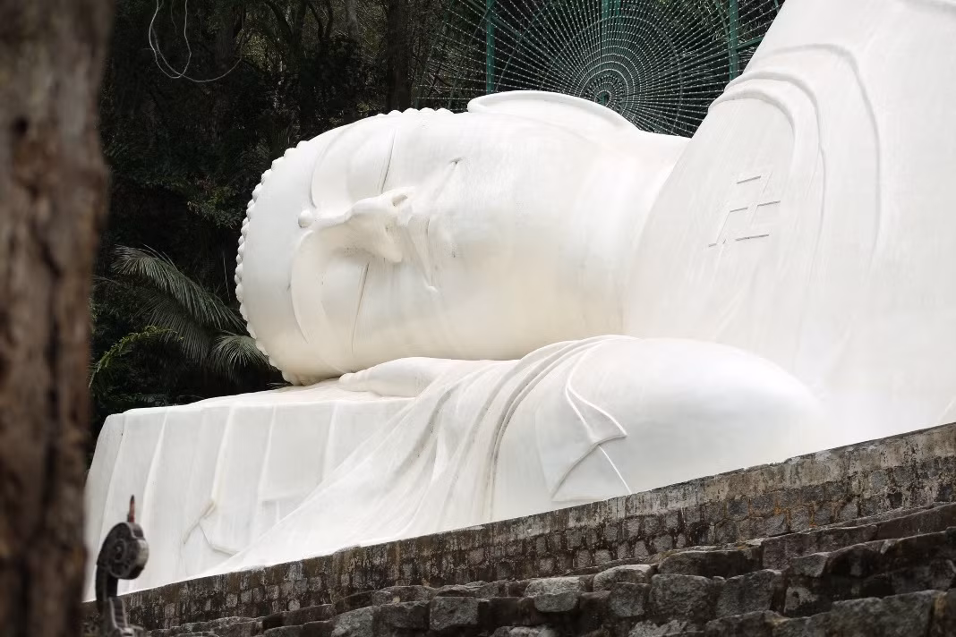 Tượng được tạo ở thế nằm nghiêng, tựa lưng vào vách núi. Ảnh: Thế Kỳ