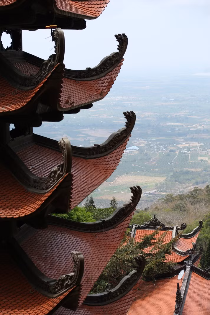 Từ chùa Linh Sơn Trường Thọ, du khách có thể nhìn thấy đồng lúa và nhà người dân phía dưới. Ảnh: Thế Kỳ