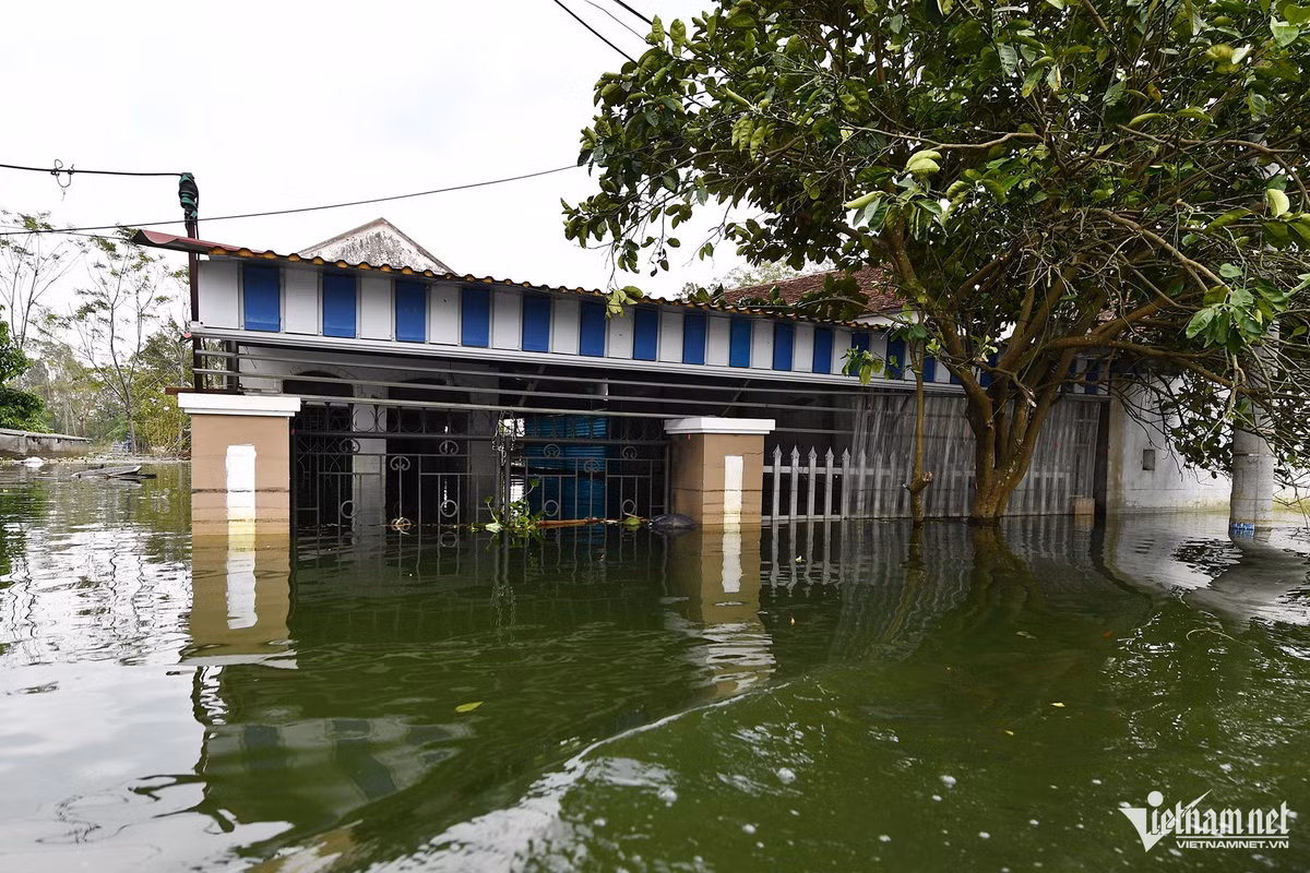 Chiều 19/9, vẫn còn hàng chục ngôi nhà trong thôn Nam Hài bị ngập sâu hơn 1m, thậm chí gần 2m.