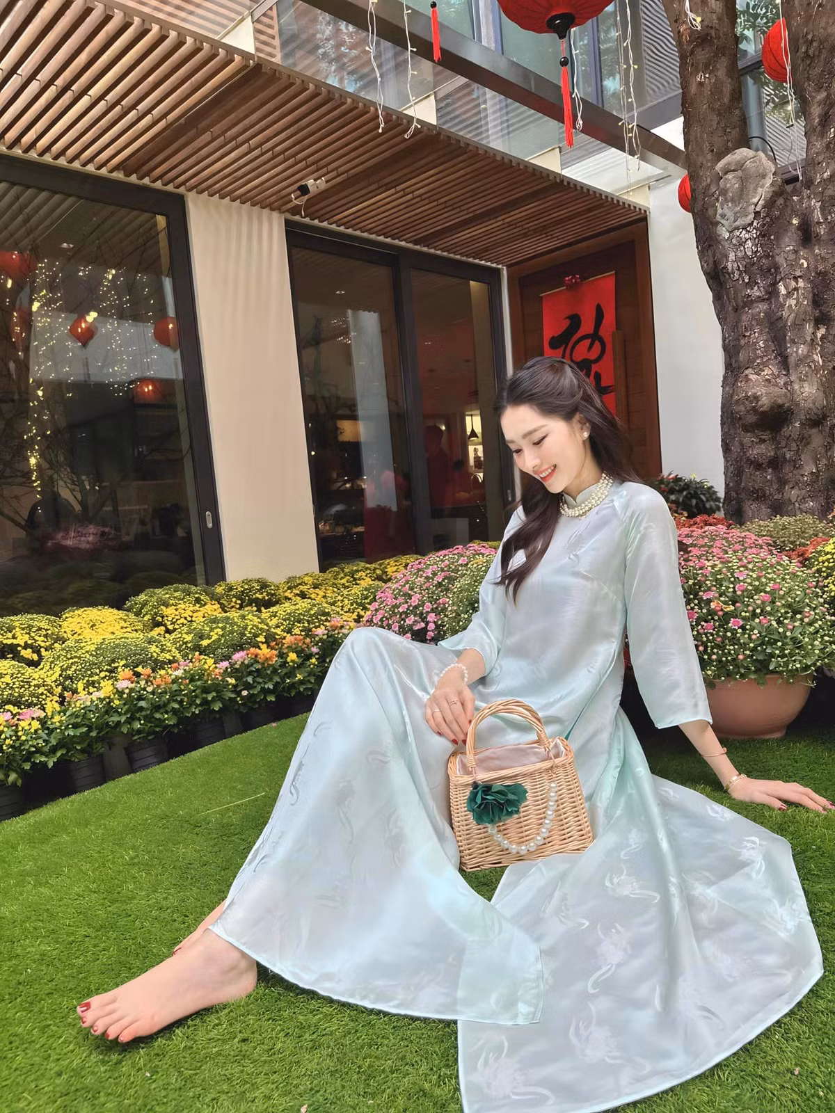 Dịp Tết Nguyên đán vừa qua, phía trước căn biệt thự được decor thành góc "sống ảo" đẹp mắt. Ảnh: FBNV