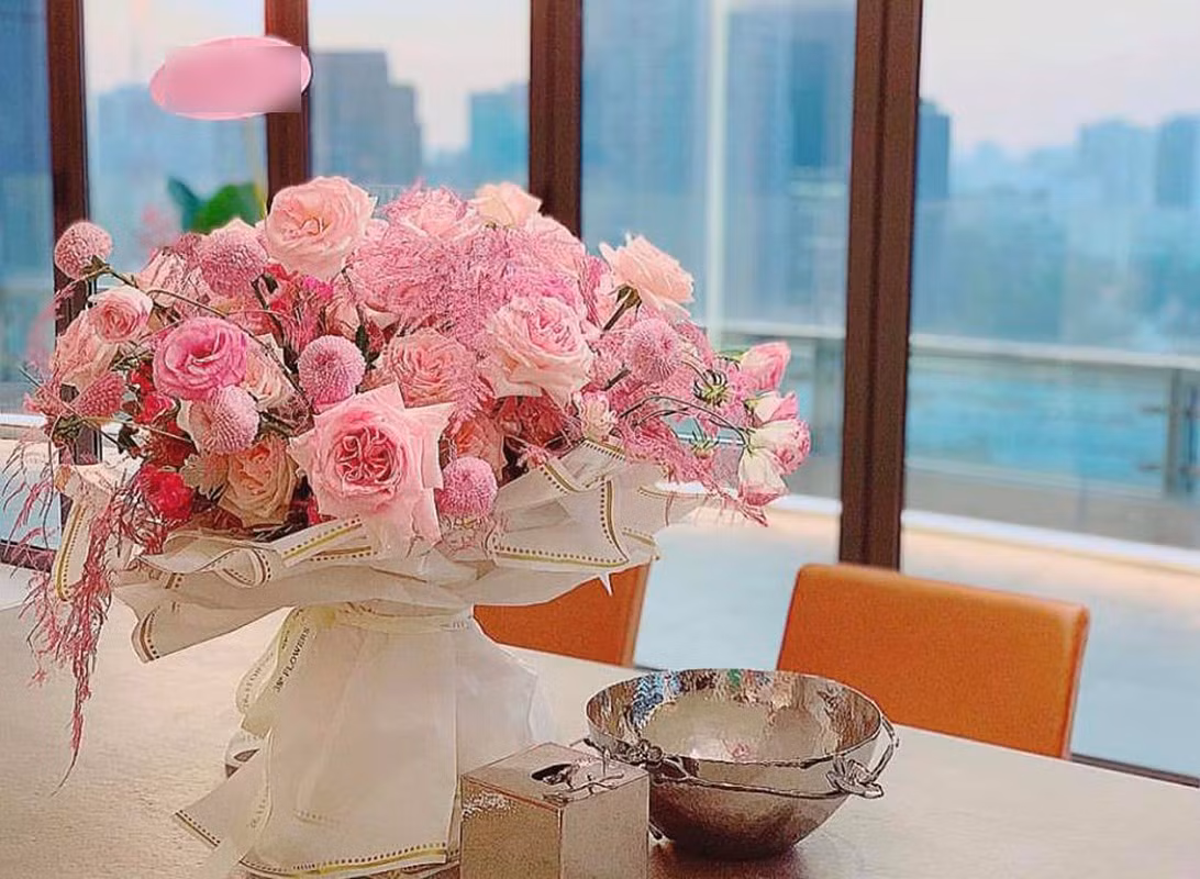 Bàn ăn được tô điểm bằng những đóa hoa tươi. Ảnh: FBNV