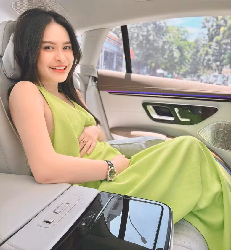 Những món quà Đoàn Di Băng nhận được từ ông xã gồm siêu xe giá trị 26 tỷ, nhẫn kim cương, và đặc biệt là 3 tòa nhà có vị trí đắc địa trị giá hơn 209 tỷ đồng.