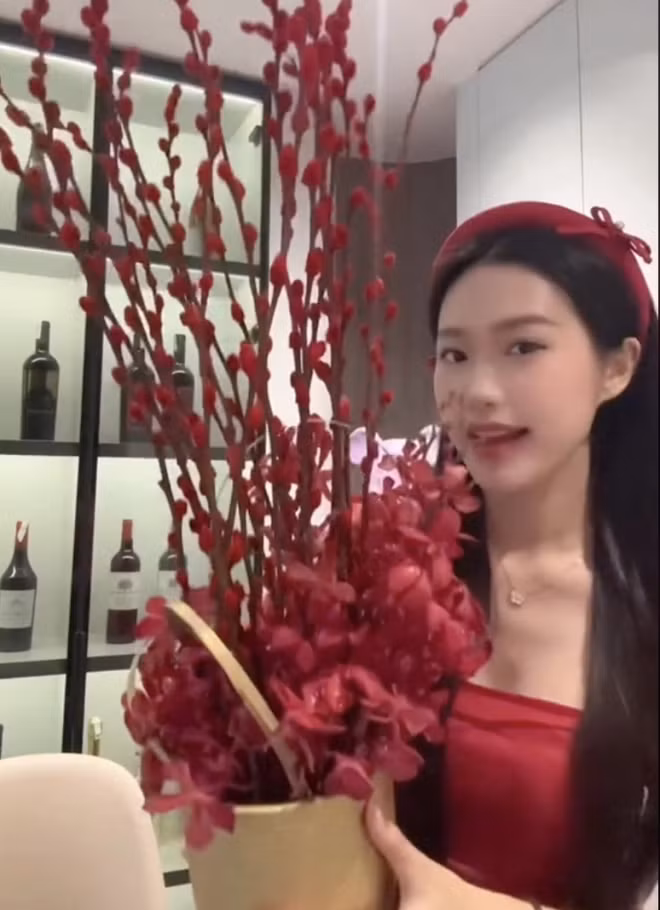 Căn nhà thường xuyên được Doãn Hải My tô điểm bằng những bình hoa tươi. Ảnh IGNV
