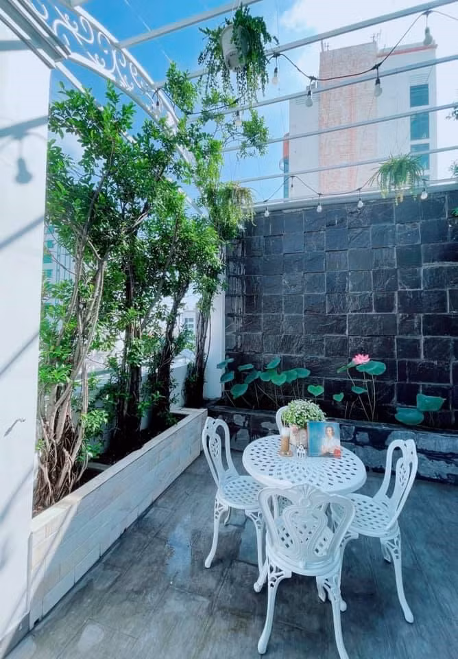 Một góc trên sân thượng nhà Lý Nhã Kỳ. Nguồn ảnh: FBNV