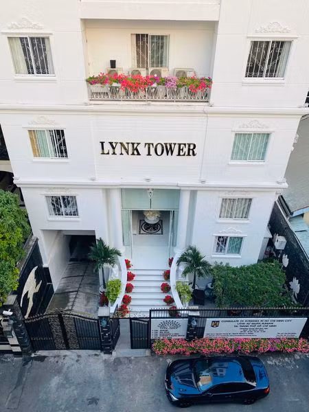 Đây là cơ ngơi được Lý Nhã Kỳ tâm huyết nhiều năm trước khi lên kế hoạch xây dựng. Biệt thự có tông trắng chủ đạo và được thiết kế tinh tế, sang trọng.