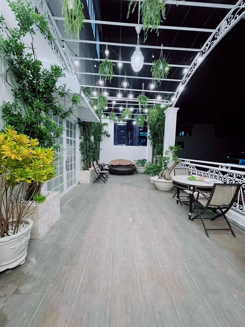 Ấn tượng nhất là khu vực ban công rộng, trồng nhiều cây xanh.