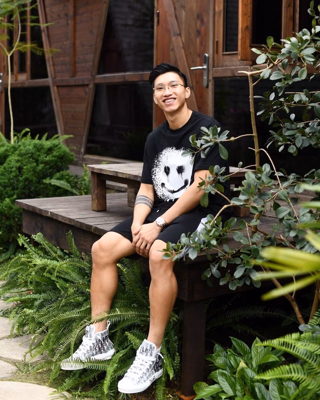 Không chỉ có nhà đẹp, xe sang, Đoàn Văn Hậu còn sở hữu loạt đồ hiệu đắt tiền từ quần áo, giày dép đến đồng hồ. Ảnh: Saoplus