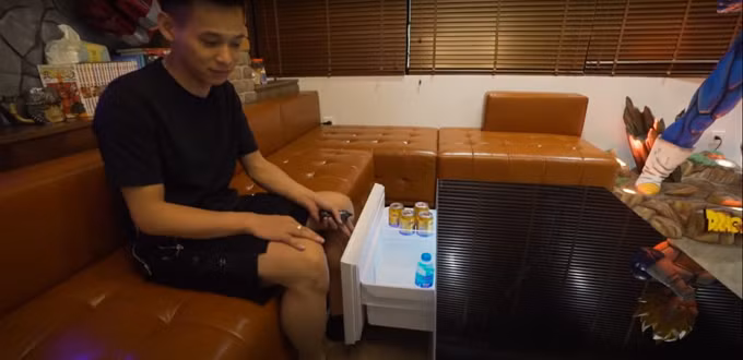 Bộ sofa tiếp khách mnàu nâu cùng bàn trà hiện đại nổi bật trong phòng khách. Ảnh: Chụp màn hình
