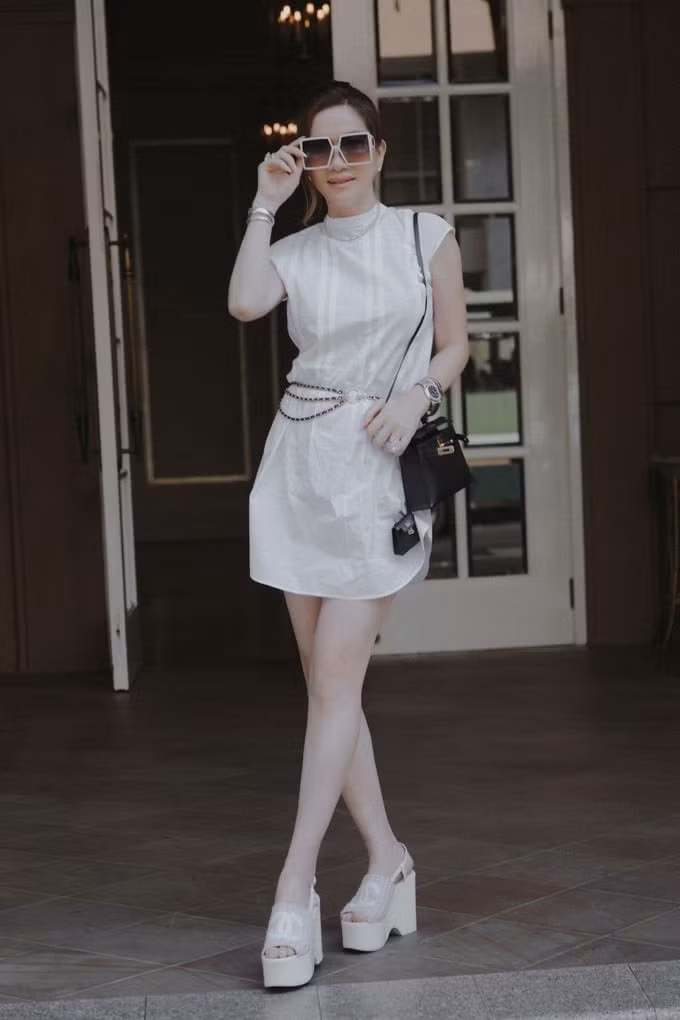 Nữ đại gia từng gây chấn động khi đi trà chiều với doanh nhân Huy Cận - 1 người anh thân thiết nhưng diện thiết kế 2 triệu USD (50 tỷ đồng).