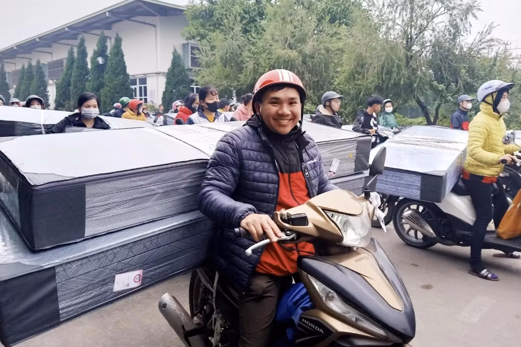 Được biết, để thưởng Tết Âm lịch Giáp Thìn 2024, mỗi cán bộ công nhân viên ngoài 2 tháng lương thực lĩnh sẽ được thưởng thêm một chiếc đệm bông tinh khiết Sông Hồng. Ảnh: Công ty may Sông Hồng