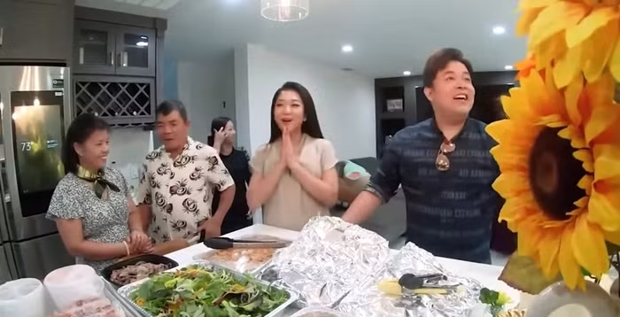 Mới đây, ca sĩ Quang Lê đăng tải một clip quay lại cảnh anh mở tiệc tại biệt thự ở Mỹ và mời ca sĩ Hà Thanh Xuân tới chơi.