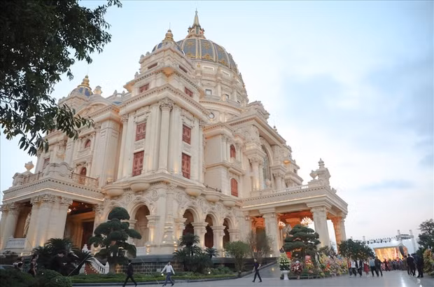 Phong cách kiến trúc của tòa lâu đài lấy ý tưởng từ Nhà thờ Thánh Peter và những công trình tại Vatican (Italia) kết hợp một số chi tiết thuần Việt và sở thích của gia chủ. Ảnh: Facebook