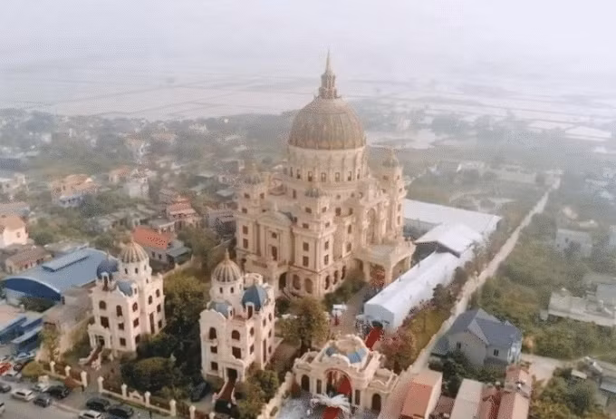 Tòa nhà đang nắm giữ nhiều kỷ lục không chỉ ở Việt Nam mà còn của Đông Nam Á. Đây là công trình nhà ở lớn nhất, cao nhất Đông Nam Á với chiều cao của tổng thể bên ngoài bằng một tòa nhà 18 tầng. Ảnh chụp màn hình