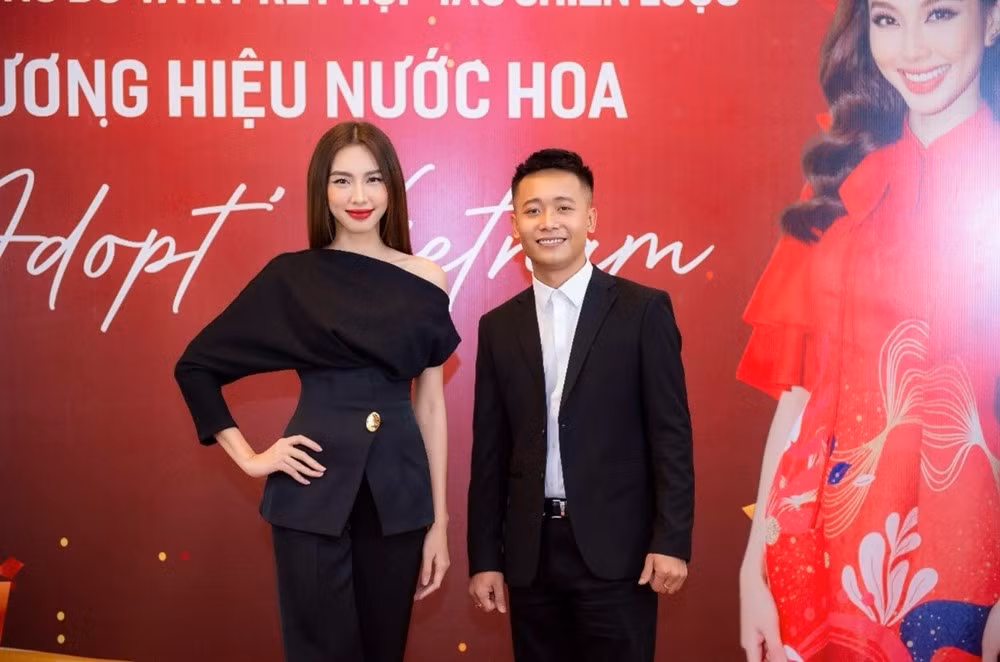 Sau một chuyến thiện nguyện tại Châu Phi, Thùy Tiên được cư dân mạng "đẩy thuyền" với Quang Linh Vlogs. Thậm chí, có người còn tung tin cả hai sắp kết hôn. Ảnh: Thị trường tài chính