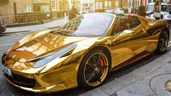 Lamborghini, Rolls Royce hay Ferrari dát vàng không có gì quá xa lạ trên những con đường ở Dubai. Đáng chú ý, trong số đó có những loại xe thể thao cực kỳ xa hoa.