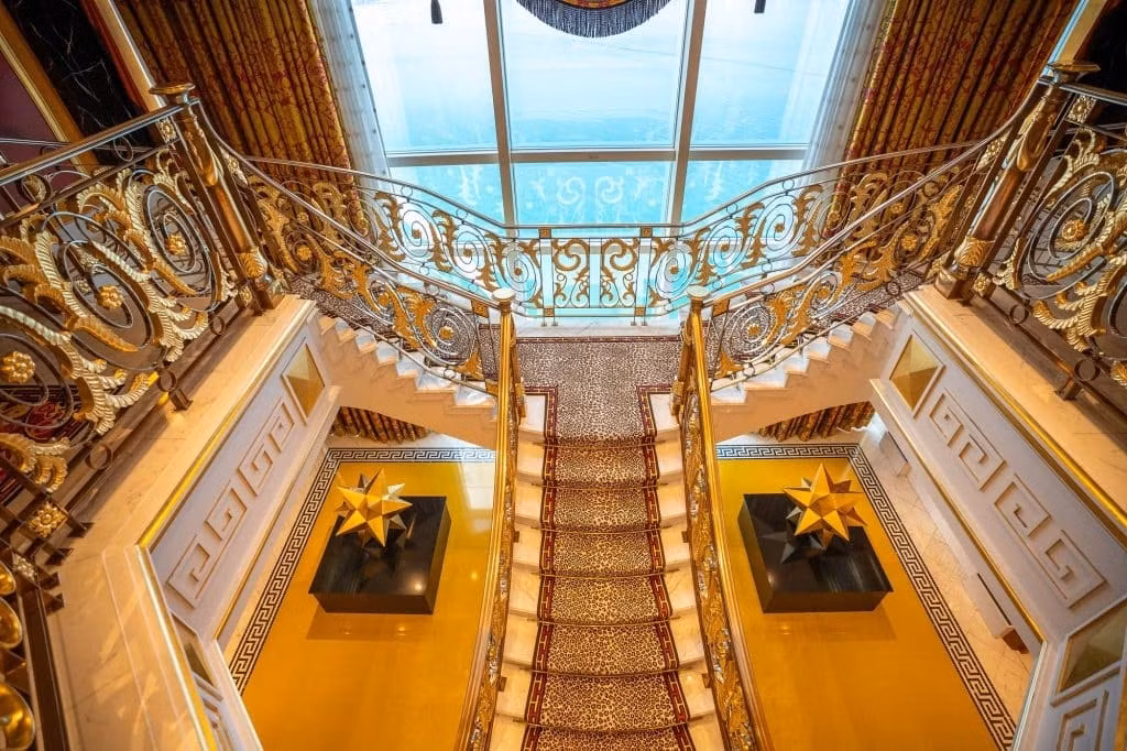 Không chỉ đắt đỏ nhất Dubai, khách sạn Burj Al Arab còn thuộc hàng đắt đỏ nhất thế giới. Khách sạn 7 sao này lộng lẫy với thiết kế “ngập” trong vàng.