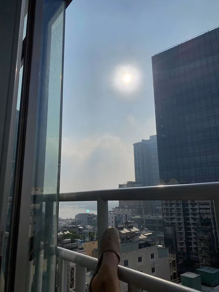Góc ban công hóng gió, đón nắng đều tuyệt vời.