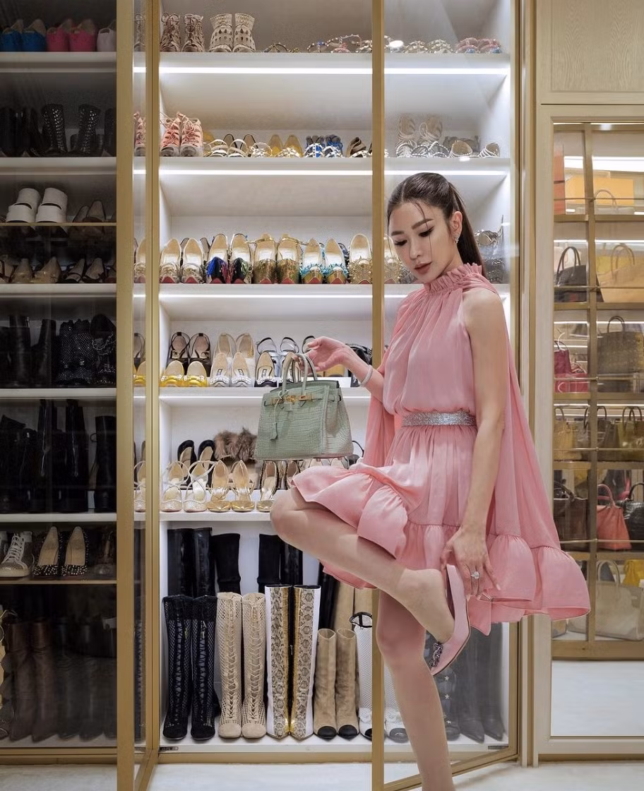 Nơi đây lưu trữ bộ sưu tập hàng hiệu đến từ các thương hiệu lớn trên thế giới như Chanel, Louis Vuitton, Hermes. Ảnh: FBNV