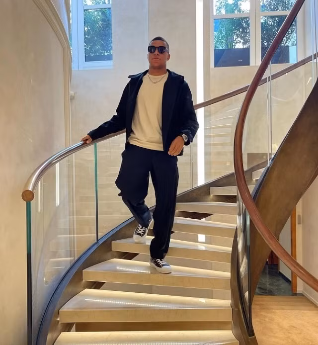 Ngoài ra, Mbappe còn sở hữu biệt thự sang trọng tại Bondy và một căn hộ áp mái ở Paris.