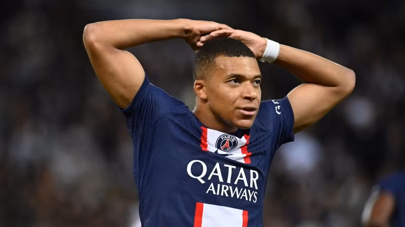 Ước tính tổng cộng, PSG được cho là đã trả khoảng 600 triệu Euro trước thuế cho Kylian Mbappe trong 7 năm. Ảnh: CNN